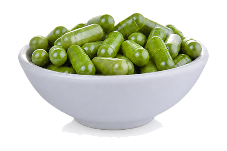 Bol con cápsulas verdes de moringa